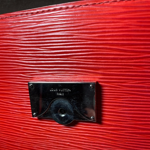 Louis Vuitton Cluny EPI MM bag - Picture 9 of 11